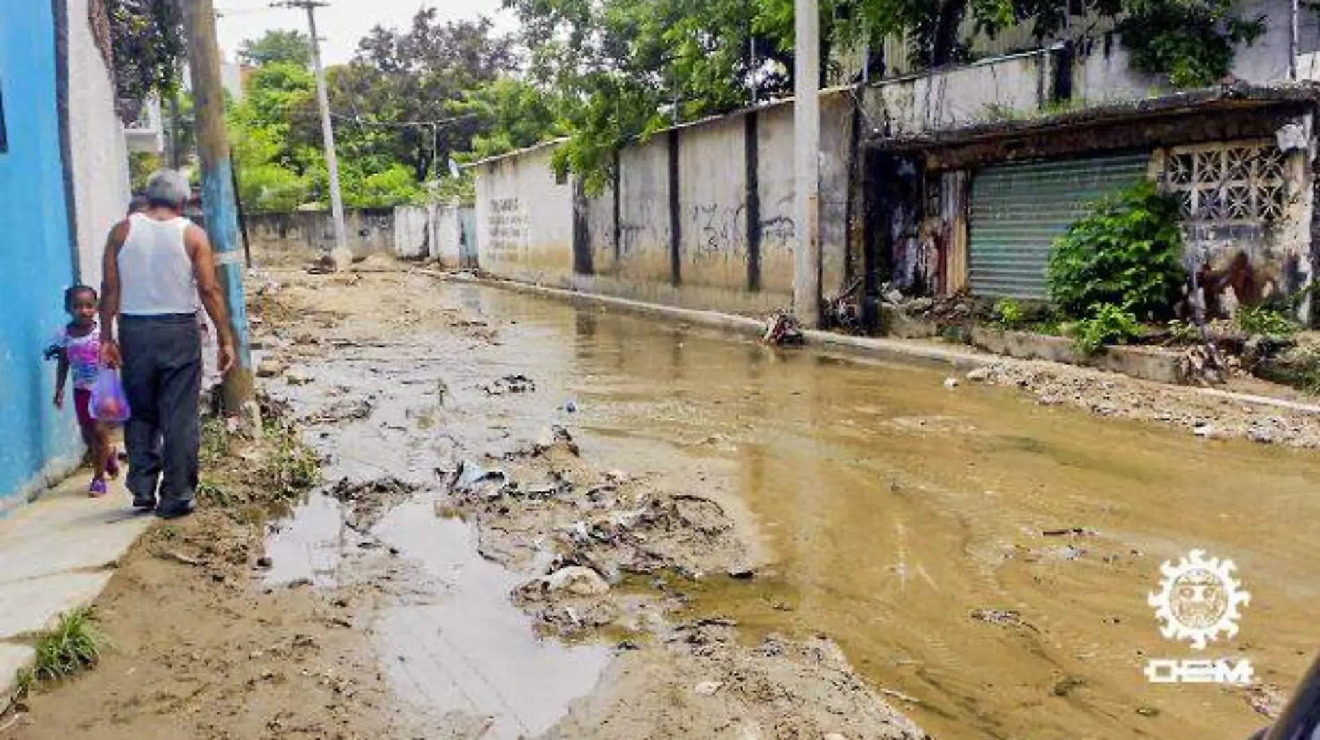 Acapulco - mal estado de la calle en la zapata